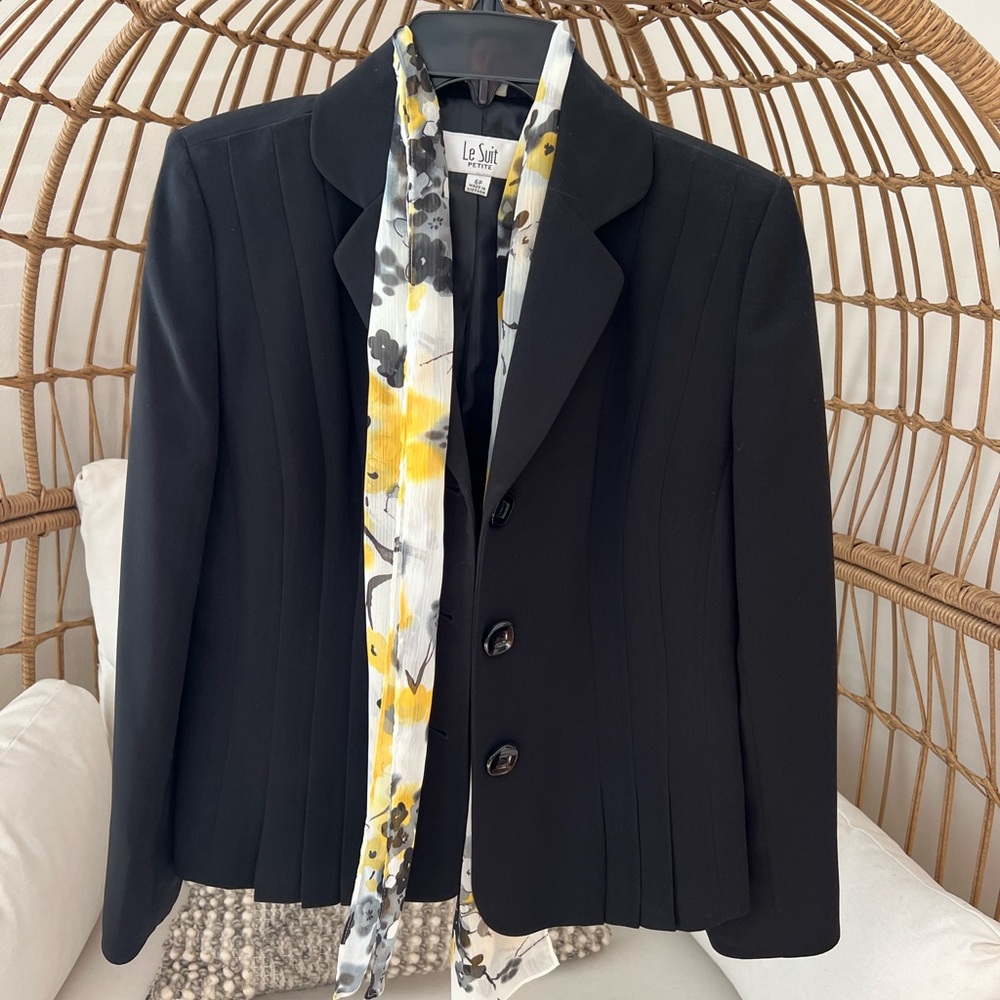 Le Suit
